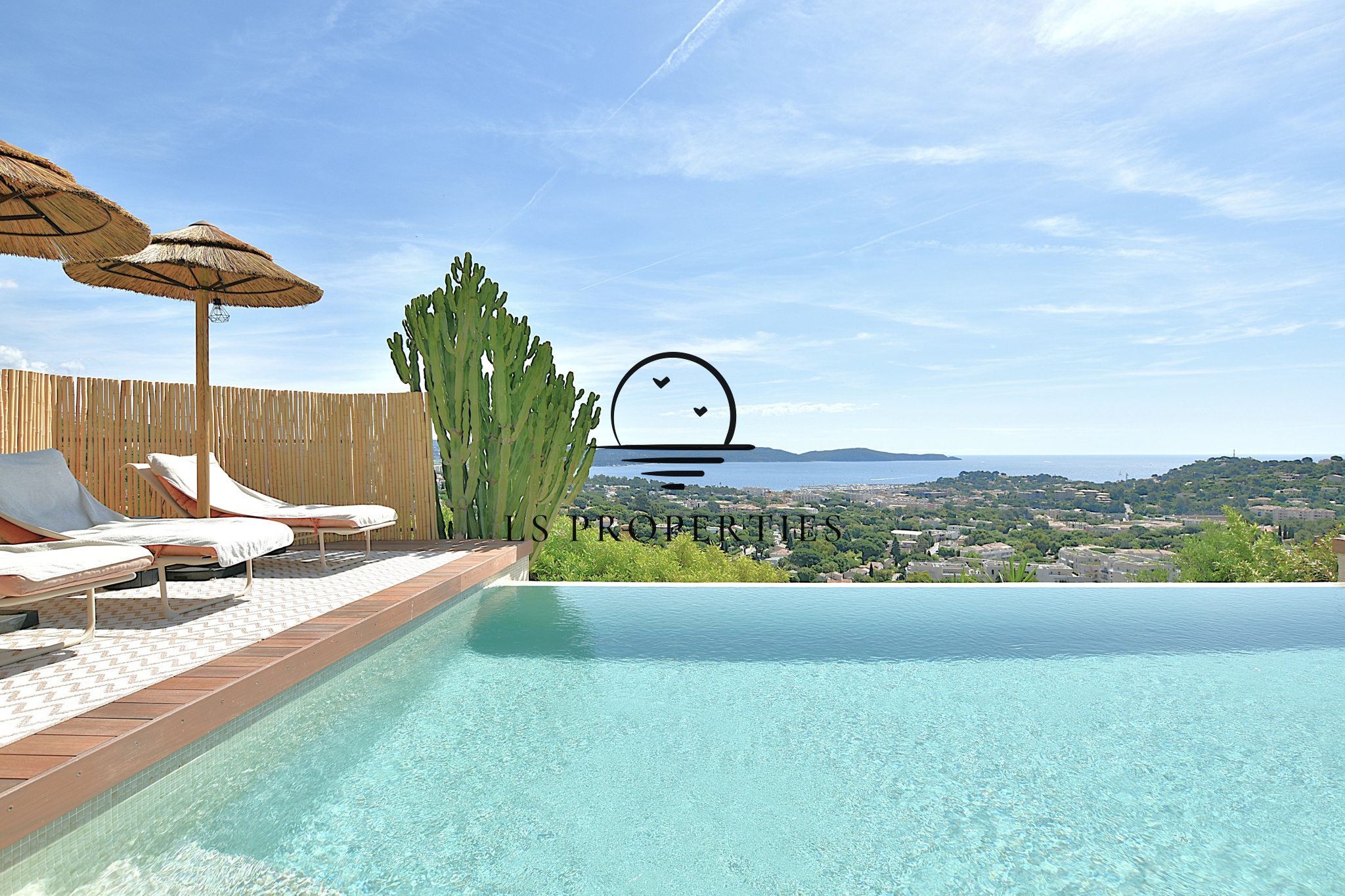 Un charme fou pour cette splendide propriété avec vue panoramique sur la mer et la ville.