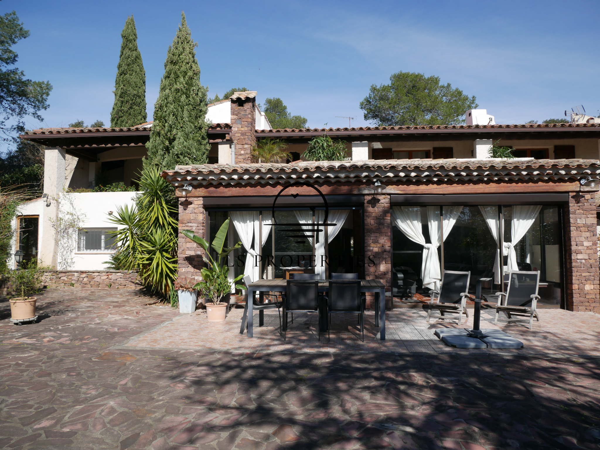 Vente achat villa avec piscine privée sur La Crau.