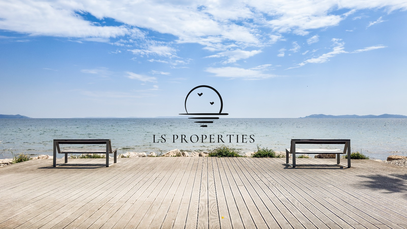 Villa de plain pied, rénovée avec soin, de 5 chambres, à quelques pas de la mer. 